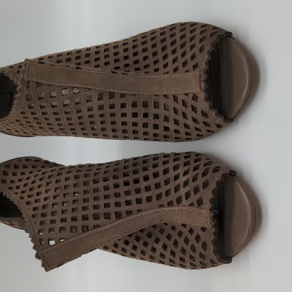 Marc Fisher Lazer Eyelet Peep Toe Heeled Booties Size 6.5 - Picture 2 of 9